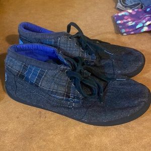 Toms youth size 5